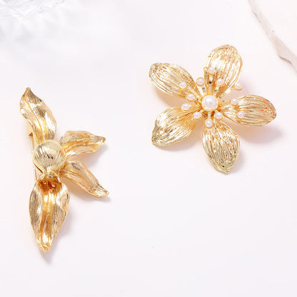 Xunora Women's Gold Flower Pearl Brooch