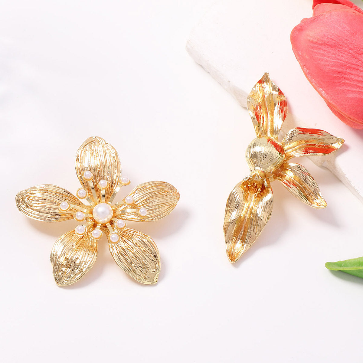 Xunora Women's Gold Flower Pearl Brooch