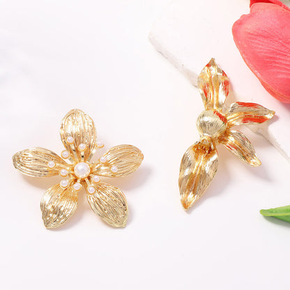 Xunora Women's Gold Flower Pearl Brooch