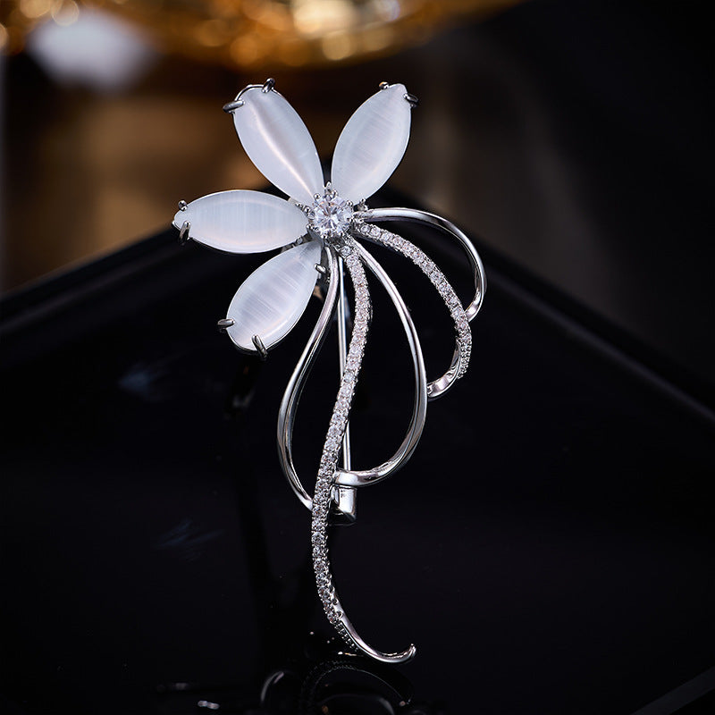 Xunora Women's Flower Crystal Brooch