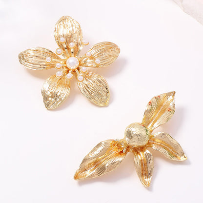 Xunora Women's Gold Flower Pearl Brooch