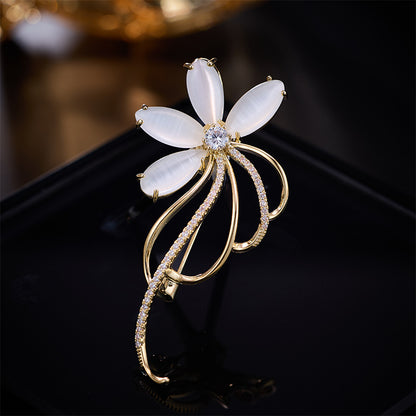 Xunora Women's Flower Crystal Brooch